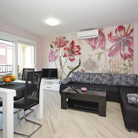Apartman Two-bedroom With Sea View In *