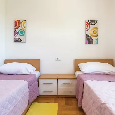 2 Bedroom Cozy In Makarska